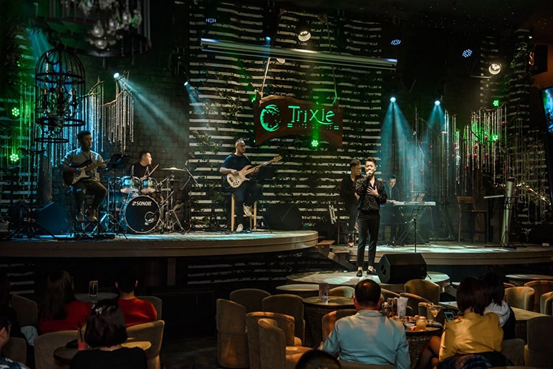 Sân khấu được đầu tư chuyên nghiệp tại một quán cafe nhạc sống lớn ở Hà Nội.