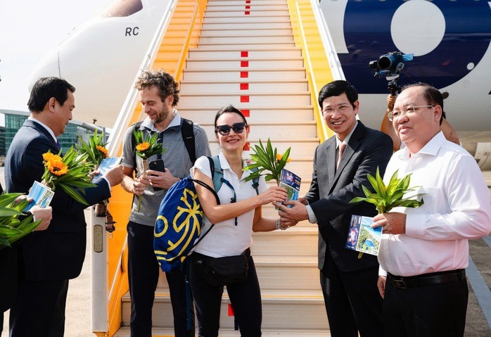 Các vị khách đặc biệt được chào đón tại chân máy bay vừa hạ cánh xuống Sân bay Phú Quốc