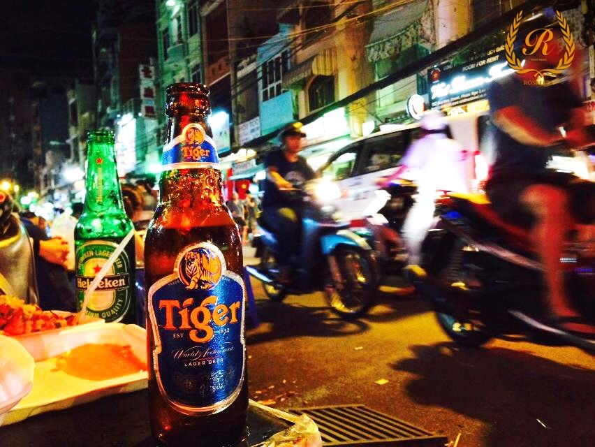 Phố bia Tạ Hiện đông đúc và nhộn nhịp về đêm