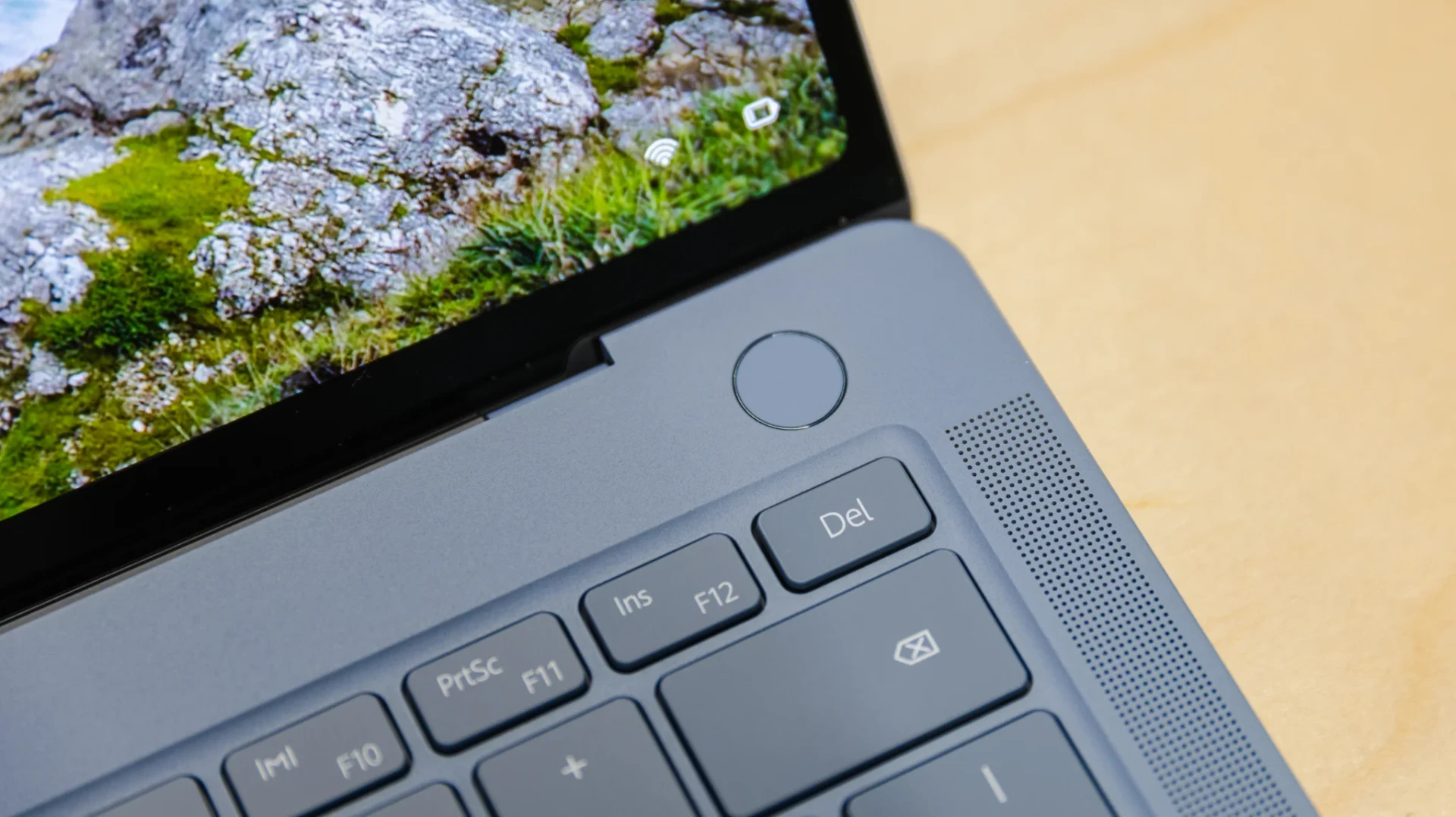 Khu vực bàn phím và bàn di chuột của MateBook X Pro với lớp hoàn thiện nhám mờ đồng nhất