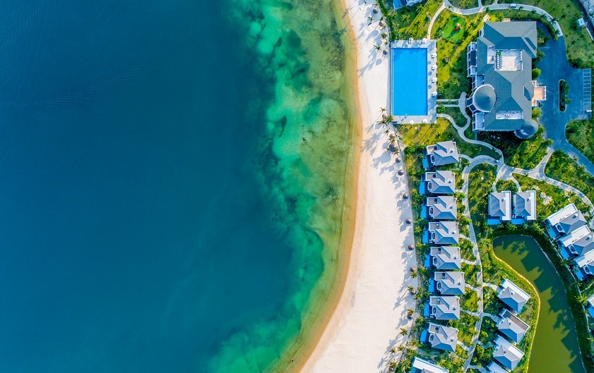 Khu nghỉ dưỡng Vinpearl Nha Trang với hồ bơi và tầm nhìn ra biển