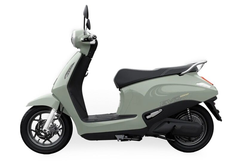 Xe máy điện VinFast Evo Grand với thiết kế cổ điển và yên xe liền khối.