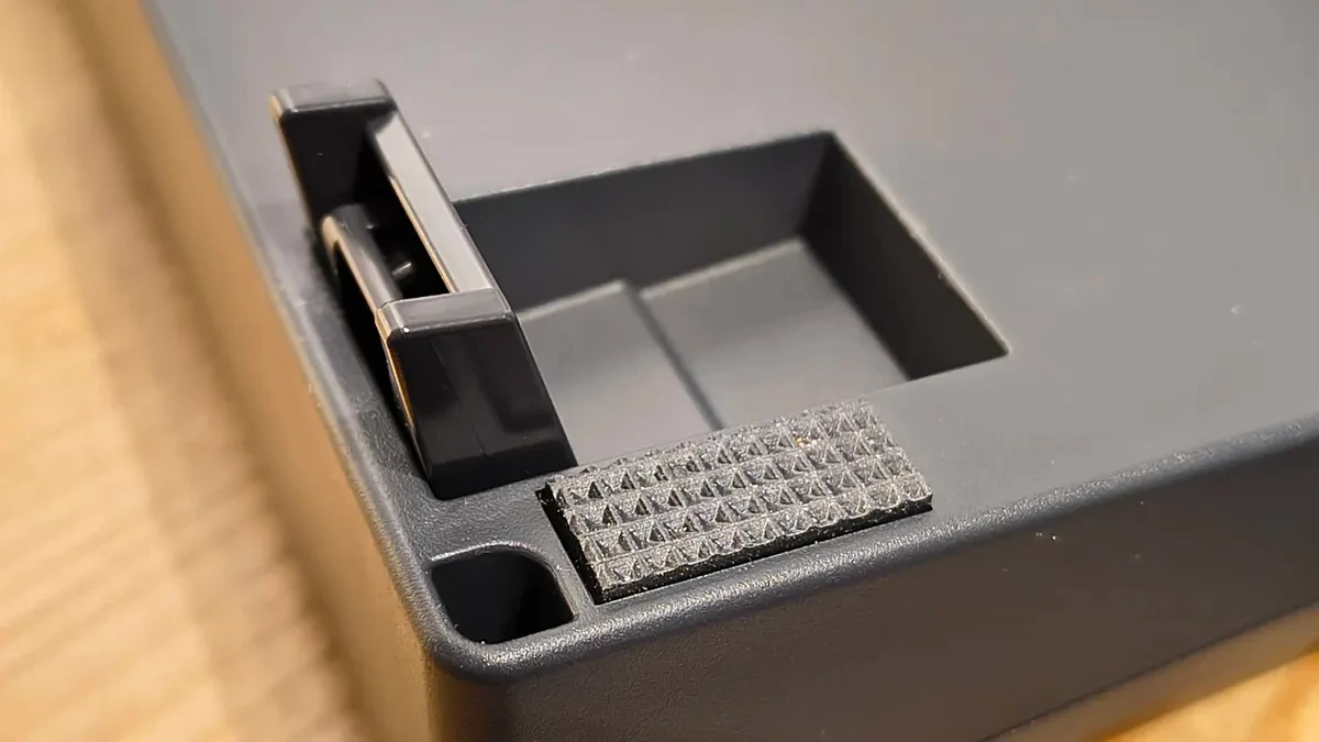 Cận cảnh các phím trên bàn phím HHKB, cho thấy các ký tự phụ cho phím Fn.