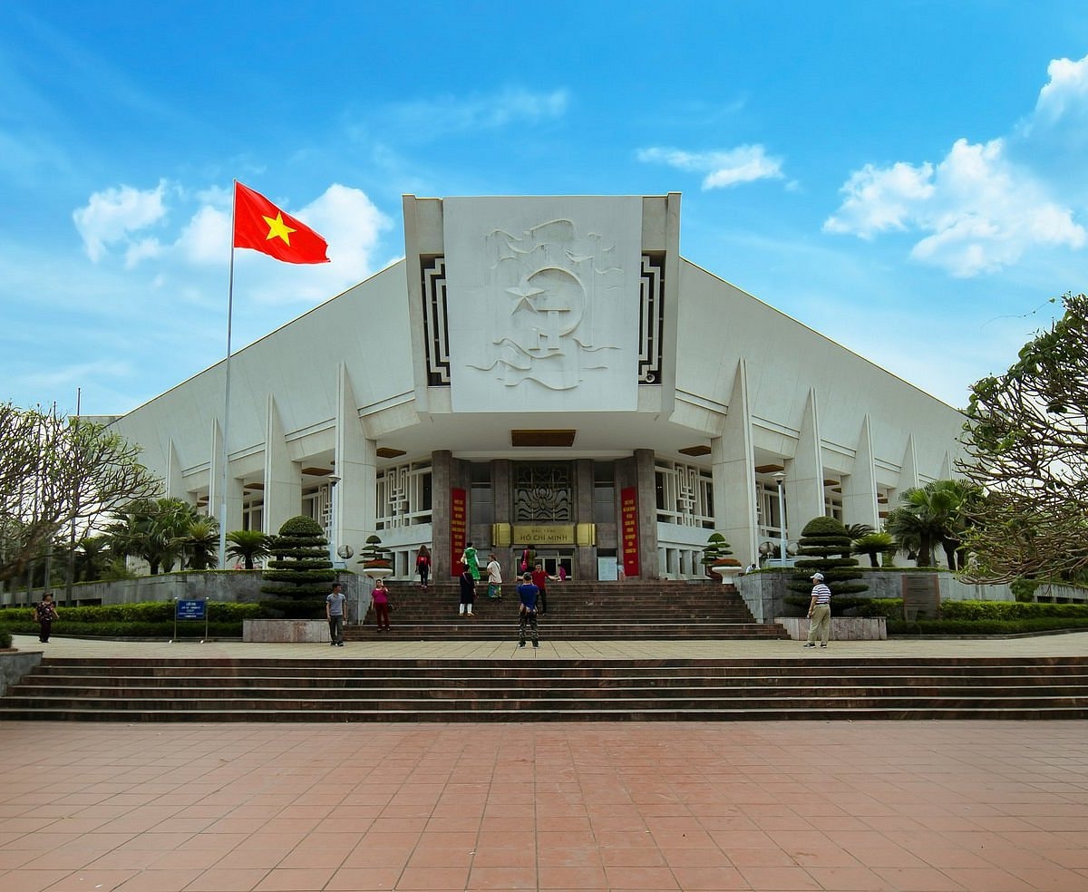 Bên ngoài Bảo tàng Hồ Chí Minh tại Hà Nội