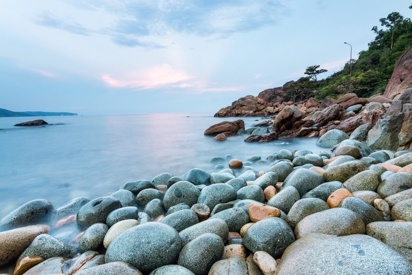 Bãi đá trứng độc đáo và thơ mộng tại Bãi tắm Hoàng Hậu, Quy Nhơn.