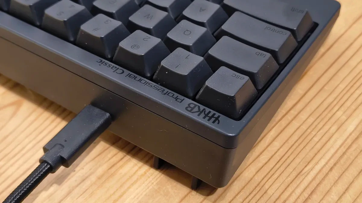 Góc nhìn nghiêng của bàn phím HHKB trên bàn làm việc.