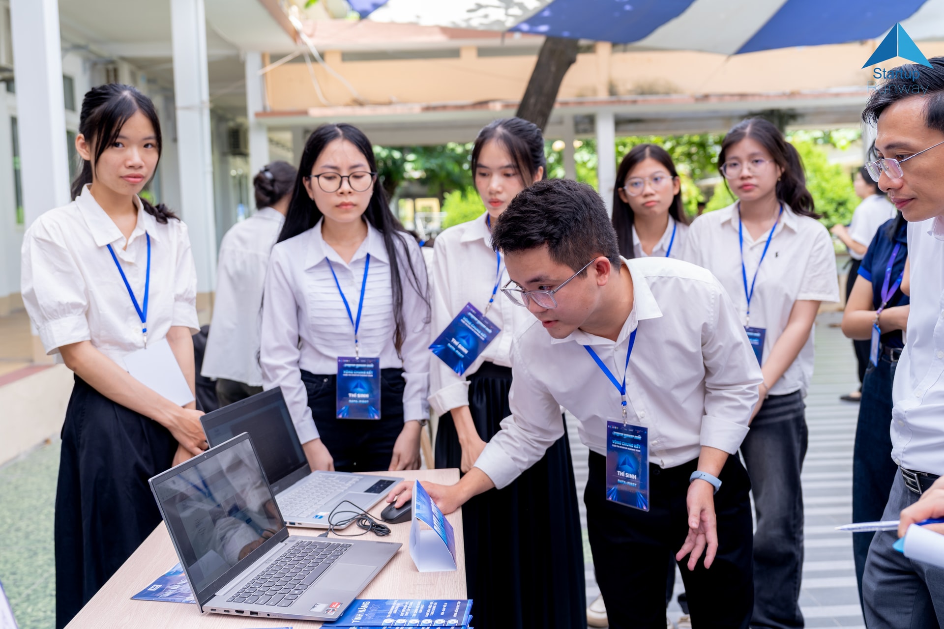 ក្រុមគម្រោង Digibook បានបង្ហាញផលិតផលរបស់ពួកគេទៅកាន់គណៈកម្មការវិនិច្ឆ័យនៅក្នុងការប្រកួត Startup Runway 2025។