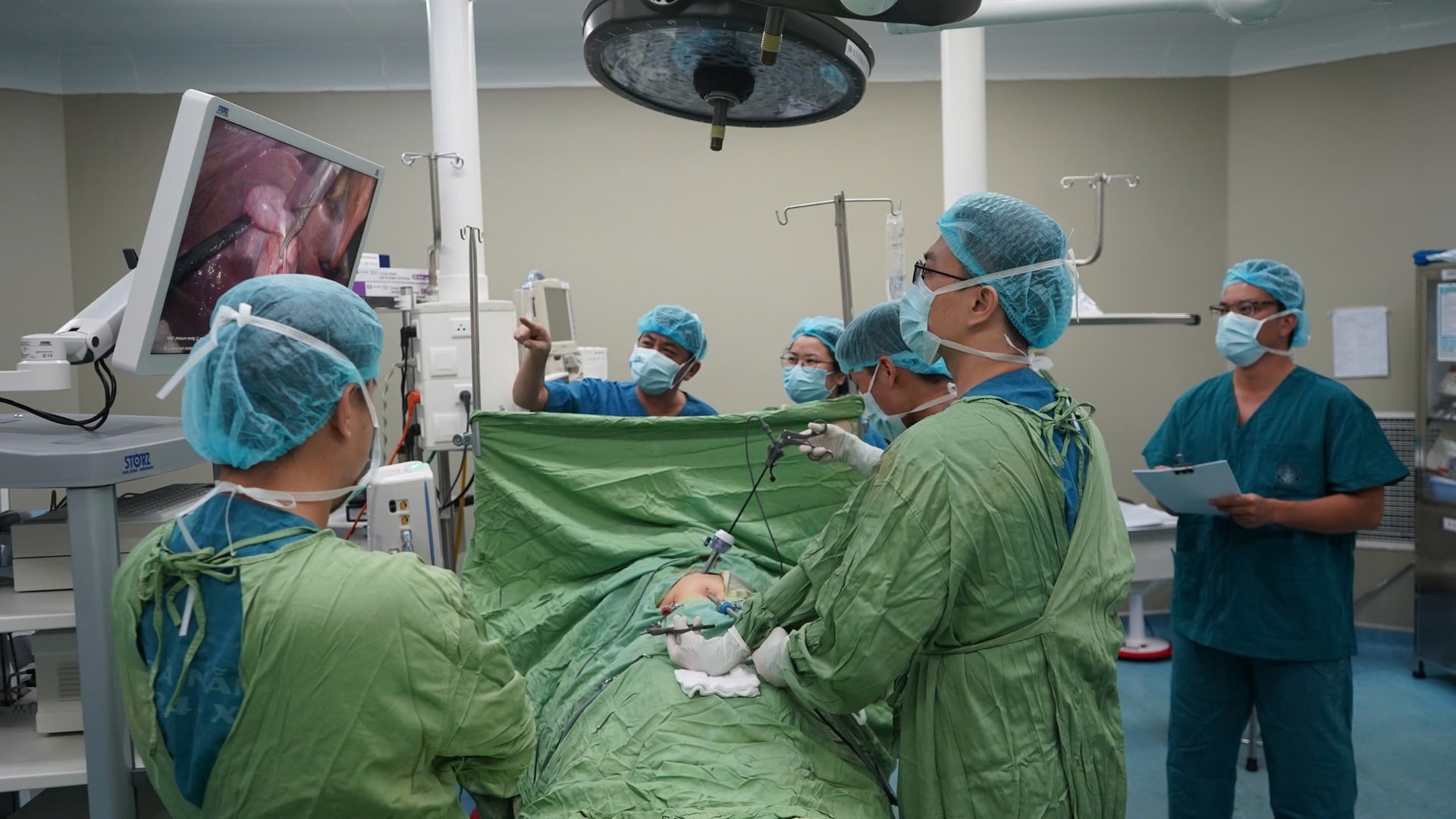 Bệnh viện Đà Nẵng thực hiện ca phẫu thuật, chuyển giao kỹ thuật chuyên sâu cho đội ngũ y, bác sĩ tuyến cơ sở. Ảnh: L.H