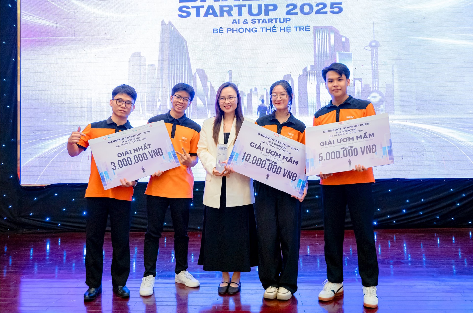 គម្រោងណុងអាន (ខាងឆ្វេងបំផុត) ទទួលបានពានរង្វាន់នៅក្នុងកម្មវិធី Barefoot Startup 2025។