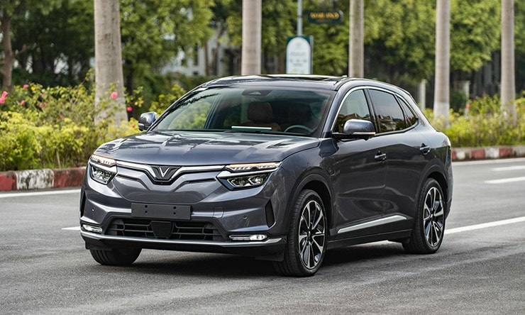 Phần đuôi xe VinFast VF 8 với thiết kế cứng cáp và dải đèn hậu LED hình chữ V.