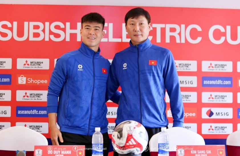 HLV Kim Sang Sik và Duy Mạnh bầu rất khác nhau ở giải thưởng FIFA The Best
