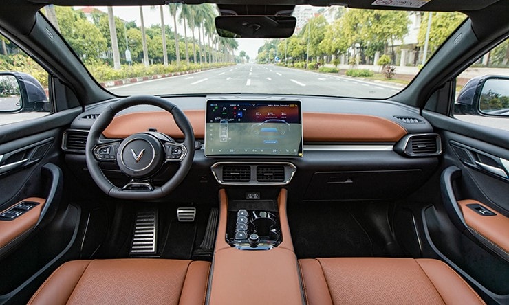 Nội thất VinFast VF 8 với màn hình trung tâm 15,6 inch và vô lăng D-cut thể thao.