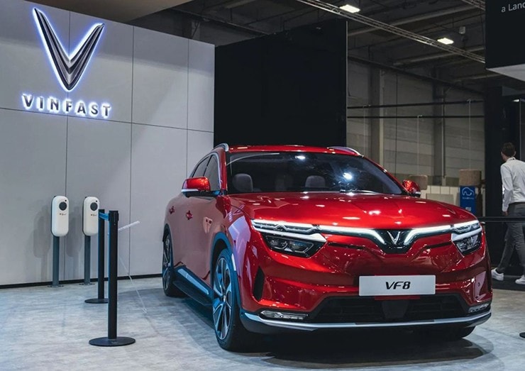 VinFast VF 8 màu đỏ nổi bật với dải đèn LED định vị ban ngày hình chữ V đặc trưng.