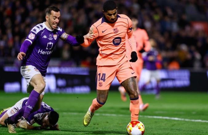 Rashford ăn mừng bàn thắng cho Barcelona.