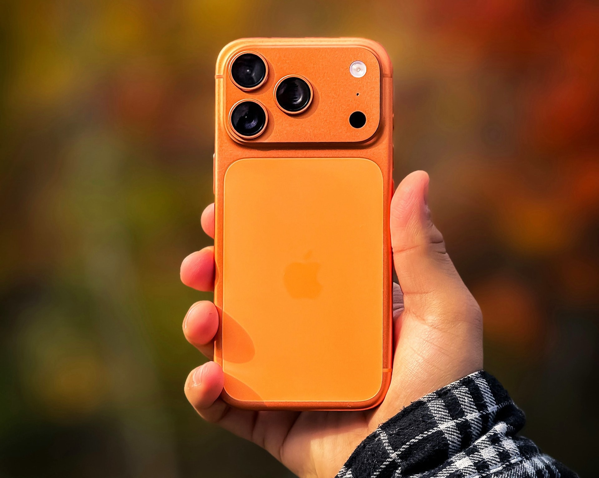Hình ảnh concept cho thấy mẫu máy kế nhiệm iPhone 17 Pro có thể có phần khuyết camera nhỏ hơn.