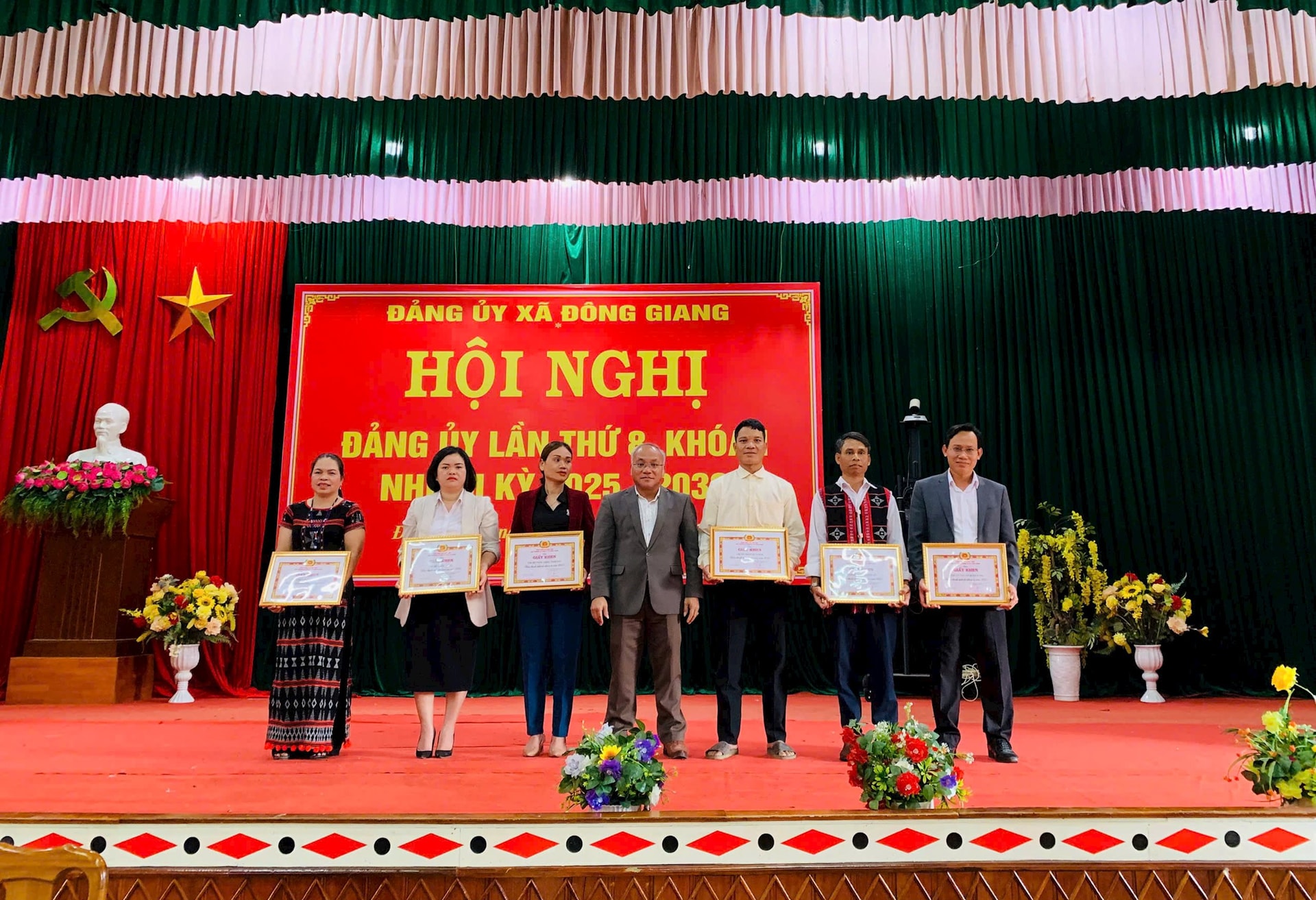 Bí thư Đảng ủy xã Đông Giang Lê Duy Thắng tặng giấy khen cho các TCCSĐ hoàn thành xuất sắc nhiệm vụ 2025