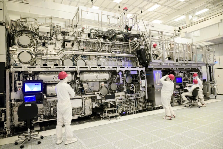 Trung Quốc đã chế tạo thành công một máy quang khắc EUV bằng phương pháp kỹ thuật đảo ngược (nguồn ảnh: ASML)