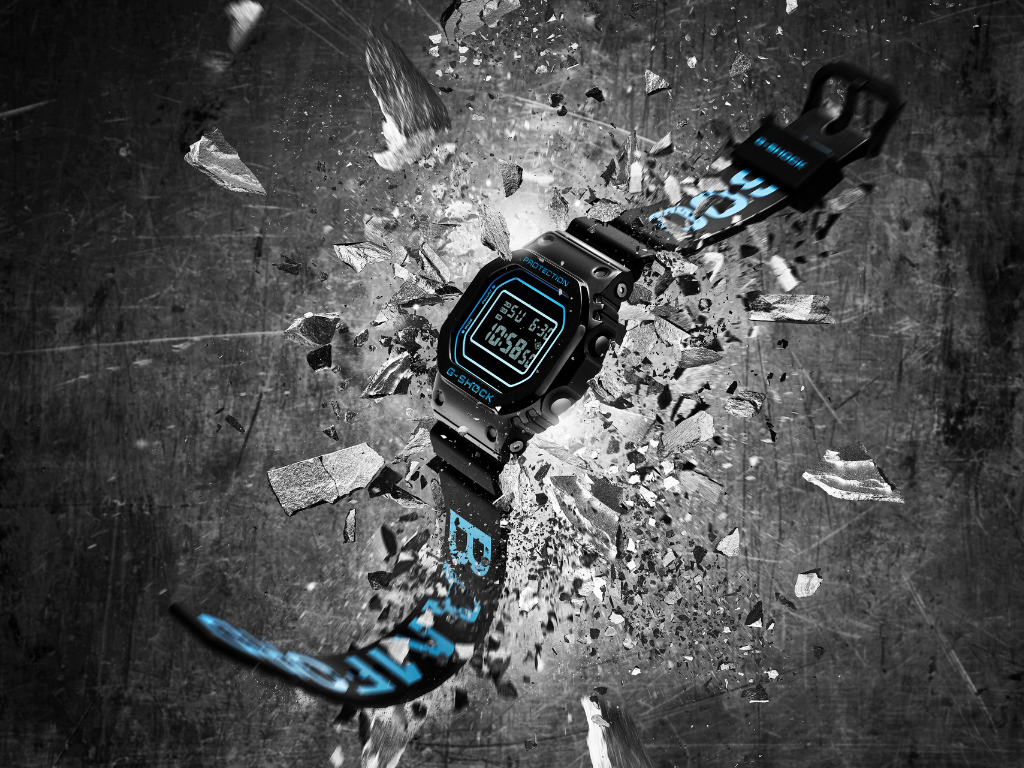 Đồng hồ hợp tác Casio G-Shock GM-5600BWD-1 Bamford trên nền đồ họa kính vỡ cách điệu.