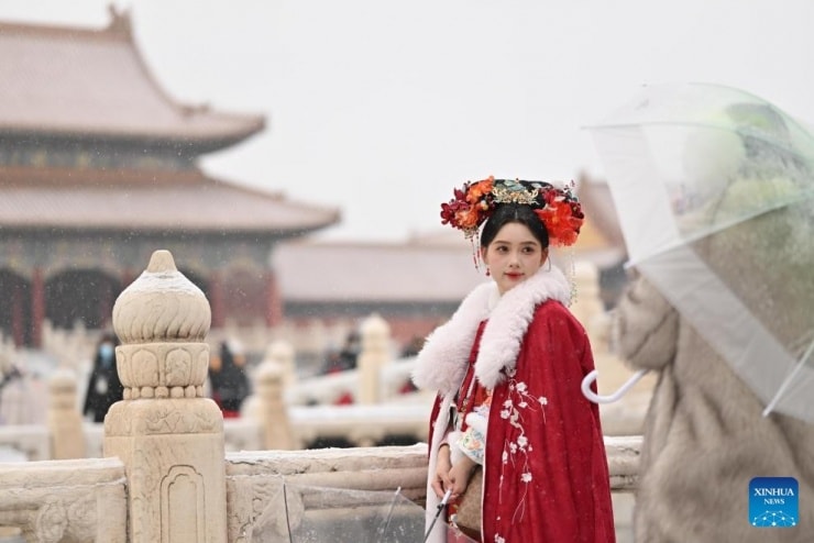 Du khách thuê đồ cổ trang để chụp ảnh với tuyết tại Bắc Kinh.