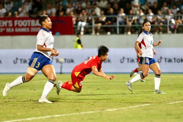 Bích Thùy bị trọng tài từ chối bàn thắng trong trận đấu với Philippines tại SEA Games 33