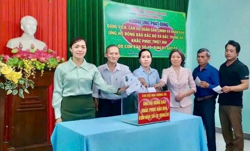 Bà Ngô Thị Huyền Tâm, Bí thư Chi bộ khu dân cư Nại Hưng 2A (bên trái) và đảng viên, nhân dân khu dân cư quyên góp ủng hộ đồng bào bị thiên tai. Ảnh: G.T