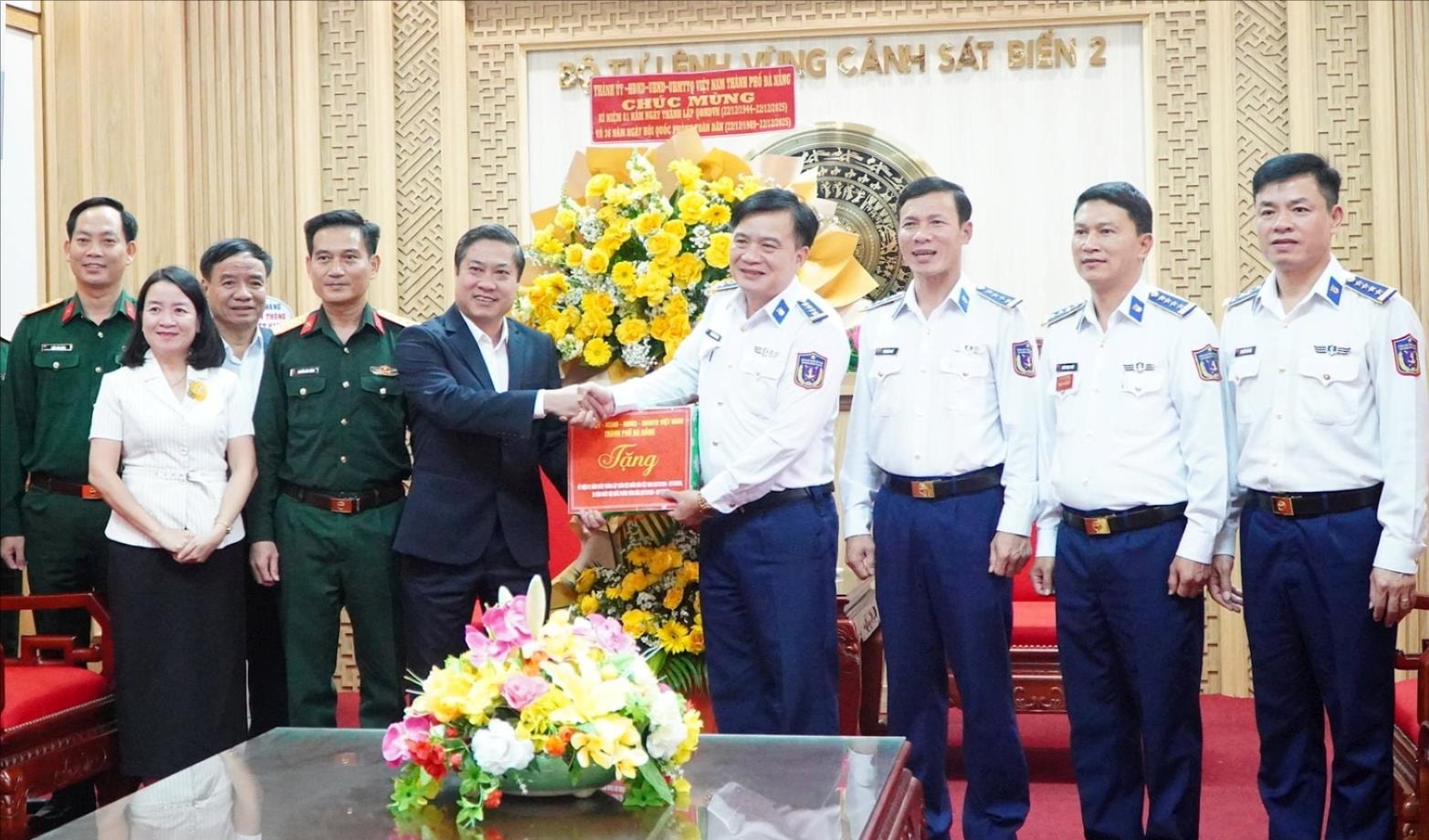 pho-chu-tich-ubnd-thanh-pho-phan-thai-binh-cung-doan-cong-tac-trao-lang-hoa-tang-qua-chuc-mung-bo-tu-lenh-canh-sat-bien-2.-anh-tam-dan(1).jpg