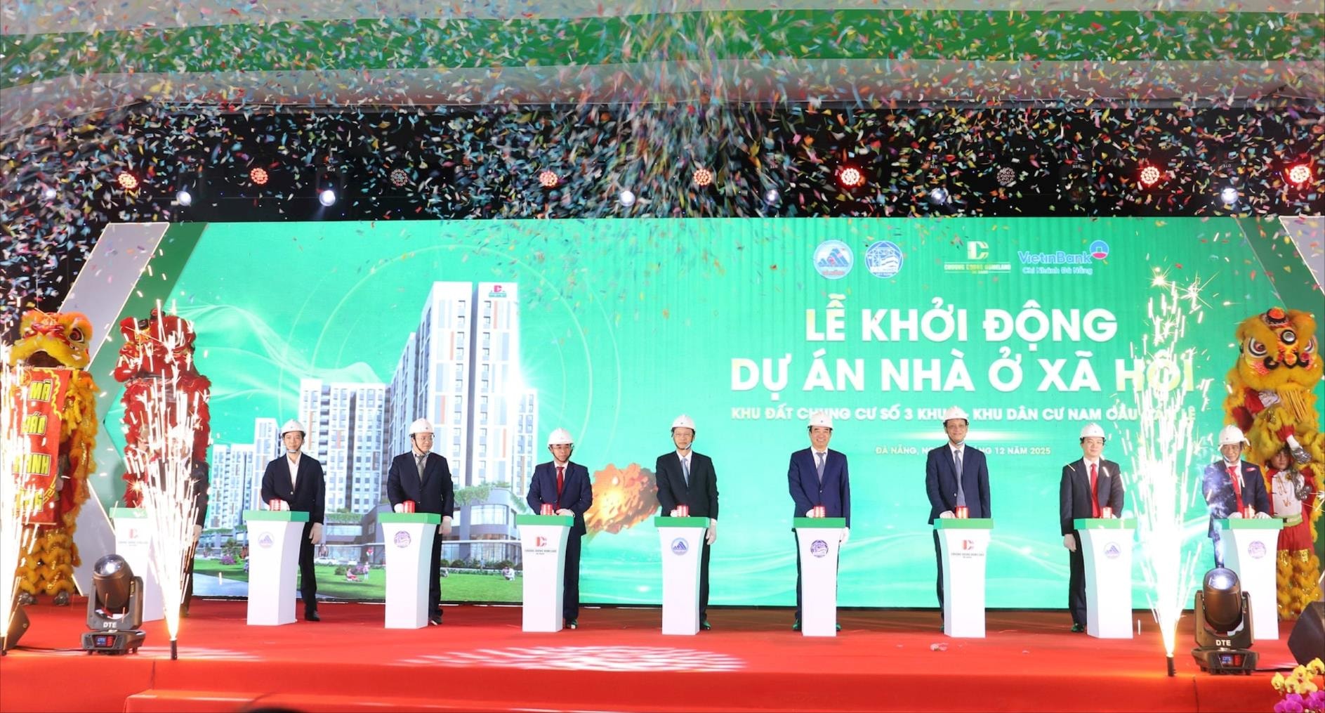 Các đại biểu nhấn nút khởi công dự án nhà ở xã hội tại khu đất chung cư số 3. Ảnh: NGỌC HÀ