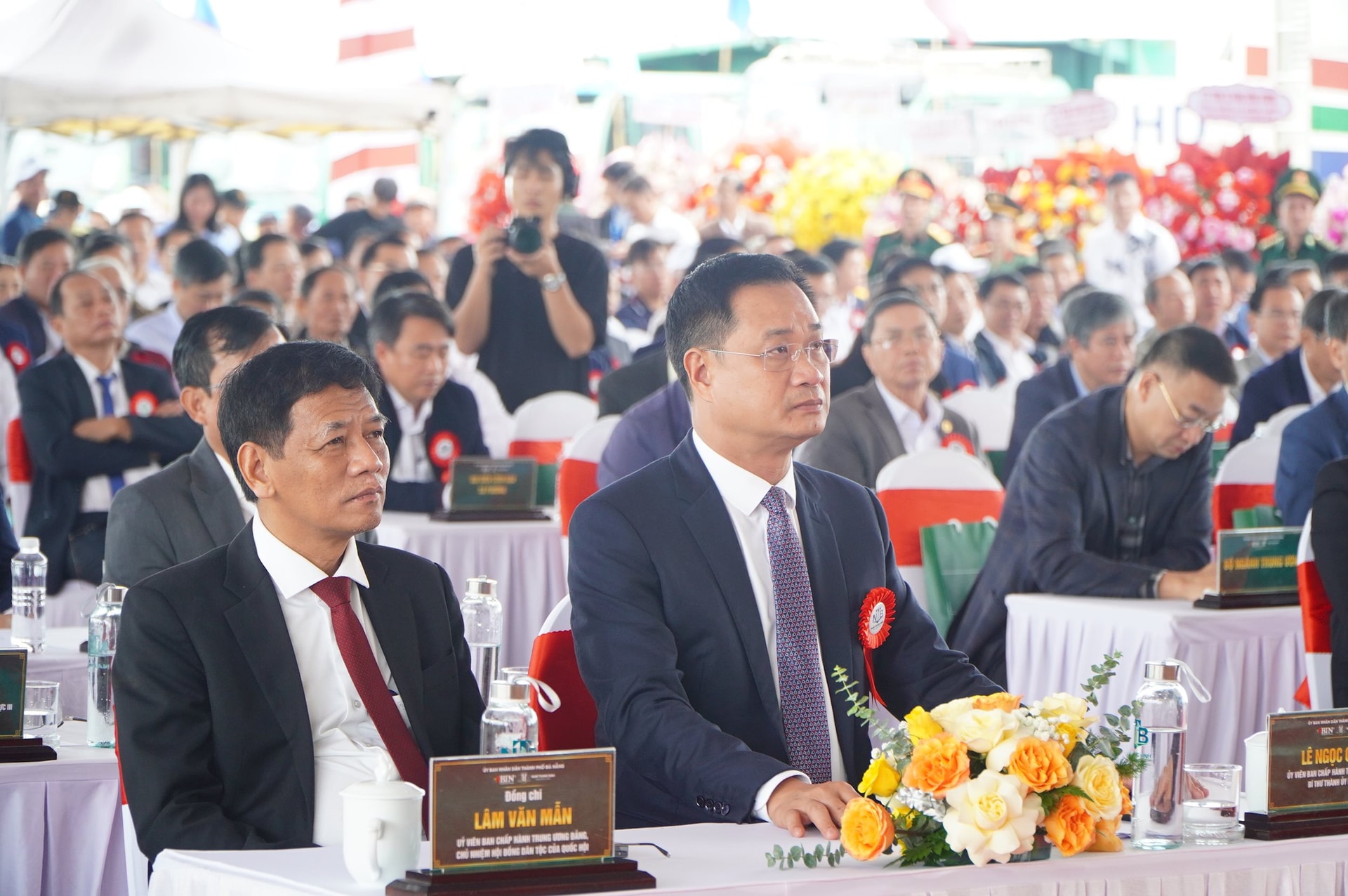 Bí thư Thành ủy Lê Ngọc Quang (bên phải) và Chủ nhiệm Hội đồng Dân tộc của Quốc hội Lâm Văn Mẫn (bên trái) dự lễ khởi công