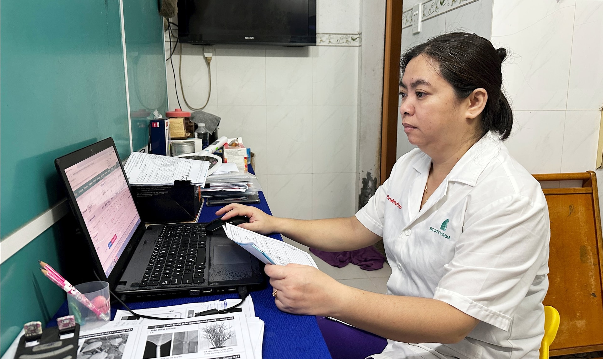Chủ hộ kinh doanh Nhà thuốc Hoàng Anh đang tập các thao tác nhập hóa đơn lên phần mềm kê khai thuế