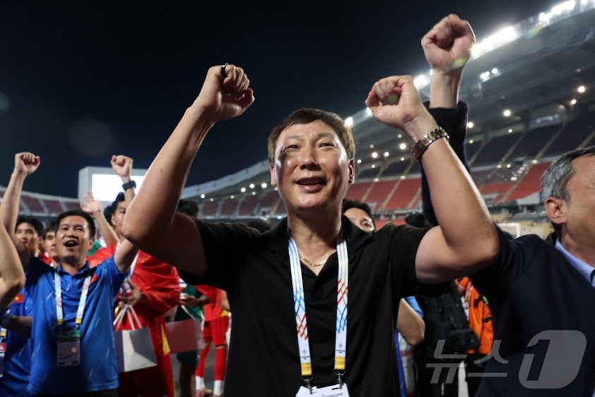 HLV Kim Sang Sik được báo chí Hàn Quốc ca ngợi sau thành công cùng U22 Việt Nam tại SEA Games 33.