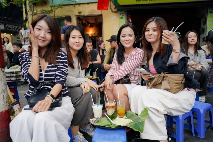 Nhóm du khách chụp ảnh tại Nhà thờ lớn Hà Nội tháng 10
