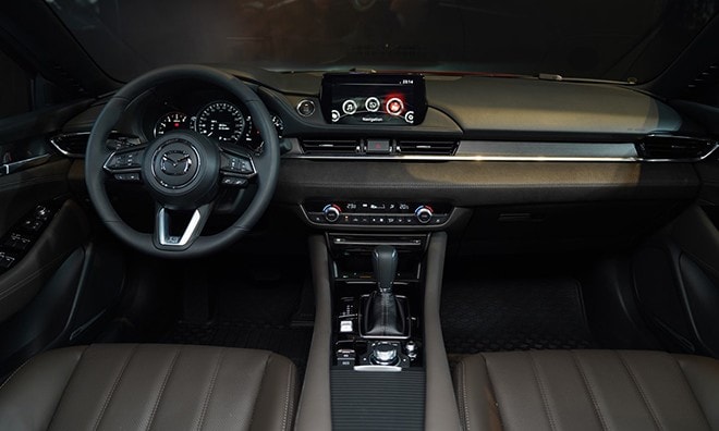 Đuôi xe Mazda6 với cụm đèn hậu LED và ống xả kép thể thao.