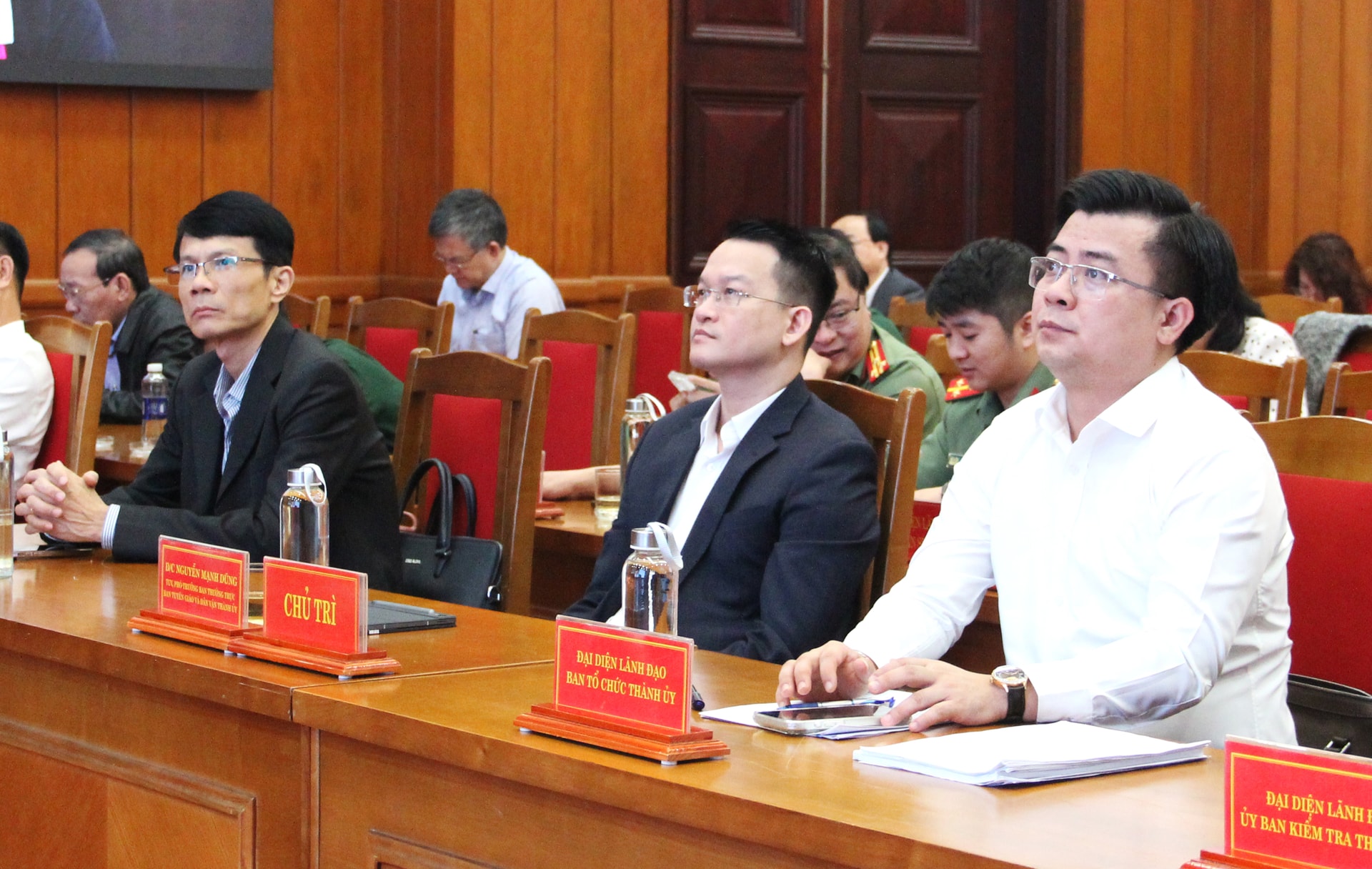 Phó Trưởng ban Thường trực Ban Tuyên giáo và Dân vận Thành ủy Nguyễn Mạnh Dũng (giữa) chủ trì điểm cầu tại Đà Nẵng. Ảnh: XUÂN HẬU