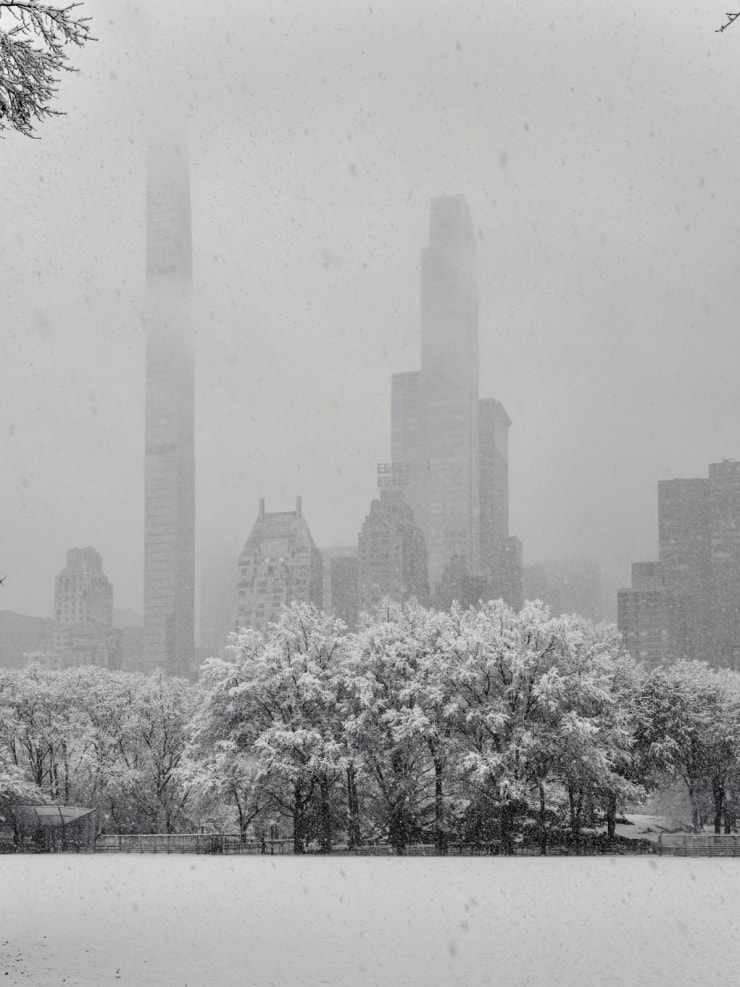 Du khách tận hưởng không khí mùa đông tại Manhattan