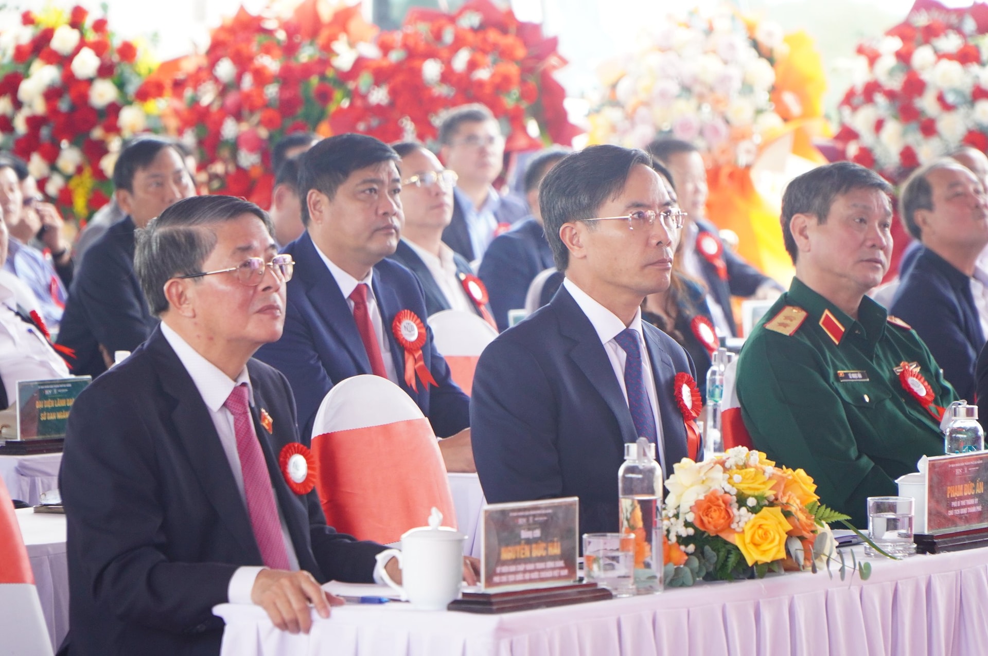 Phó Chủ tịch Quốc hội Nguyễn Đức Hải (bên trái) cùng đại biểu lãnh đạo Quân khu 5 và thành phố tham dự lễ khởi công. 