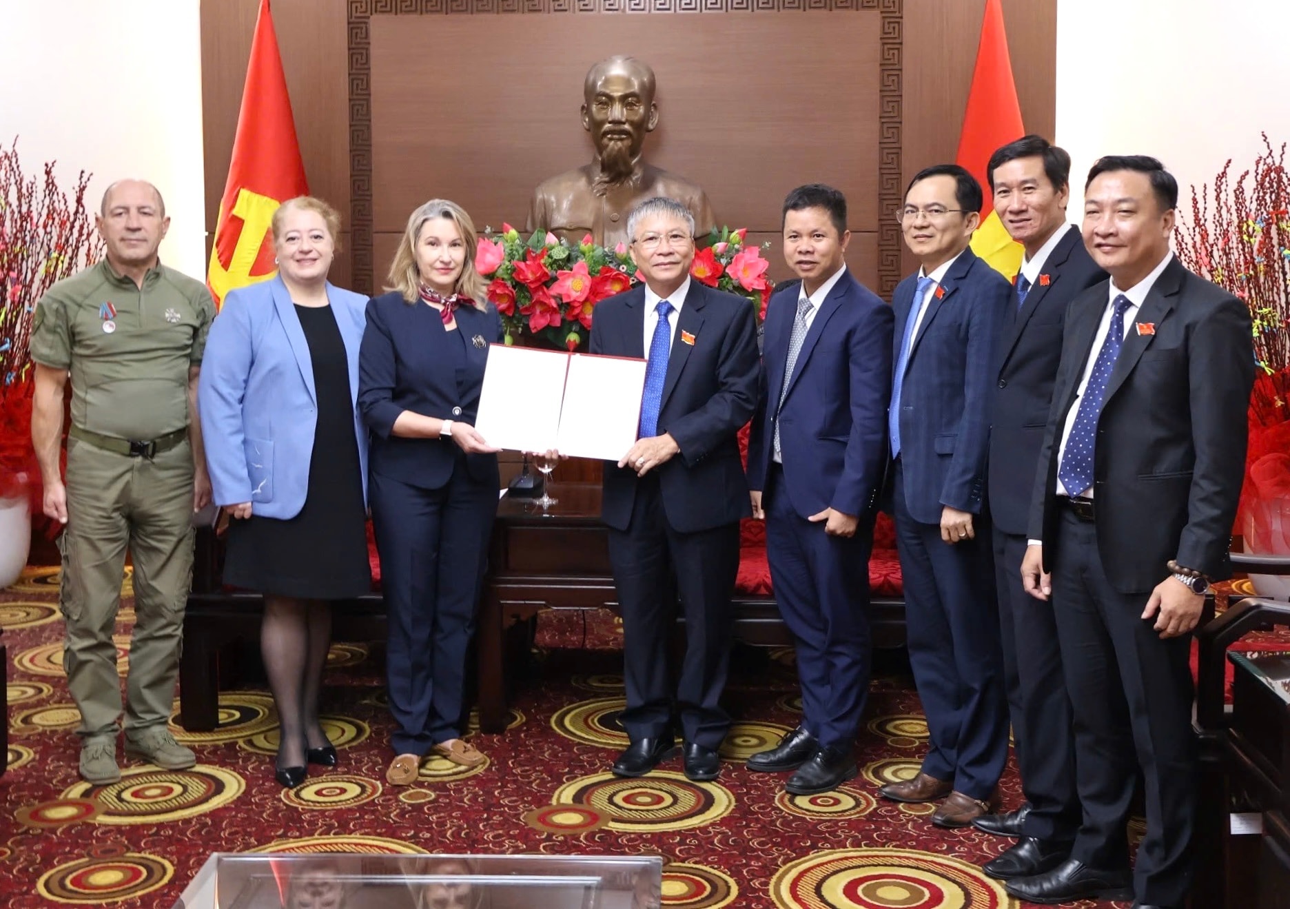Đoàn đại biểu trao thư của Chủ tịch Hội đồng Lập pháp tỉnh Leningrad đề xuất thiết lập quan hệ hợp tác giữa thành phố Đà Nẵng và tỉnh Leningrad, Liên bang Nga. Ảnh: MAI QUẾ