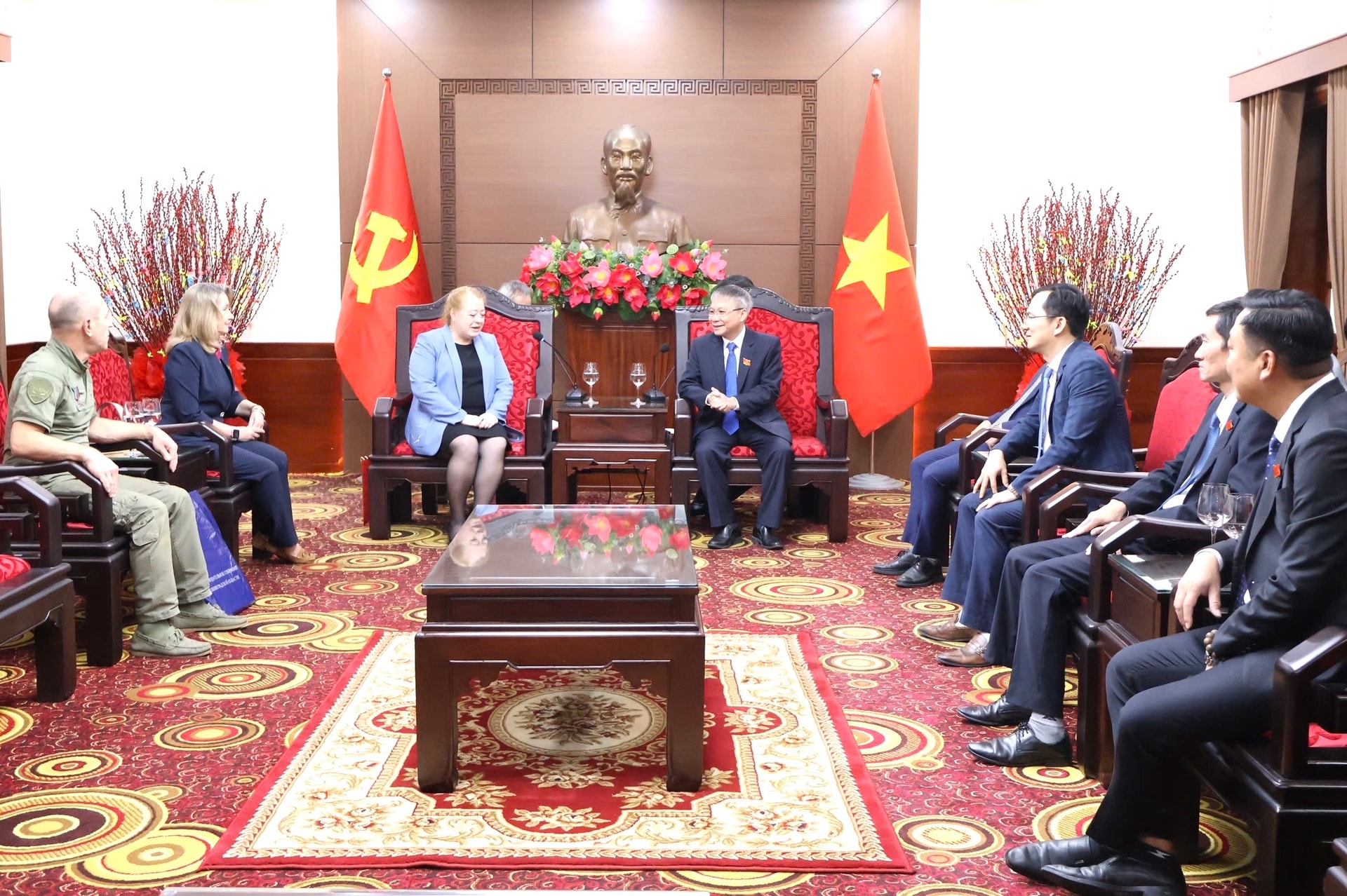 Quang cảnh buổi tiếp và làm việc giữa HĐND thành phố và Đoàn đại biểu Liên Bang Nga. Ảnh: MAI QUẾ
