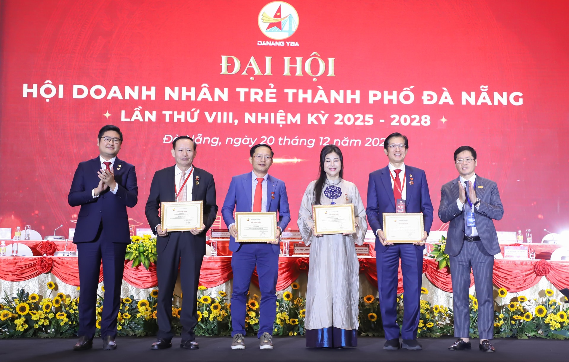 Trao kỷ niệm chương cho các cá nhân. Ảnh: NGỌC PHÚ