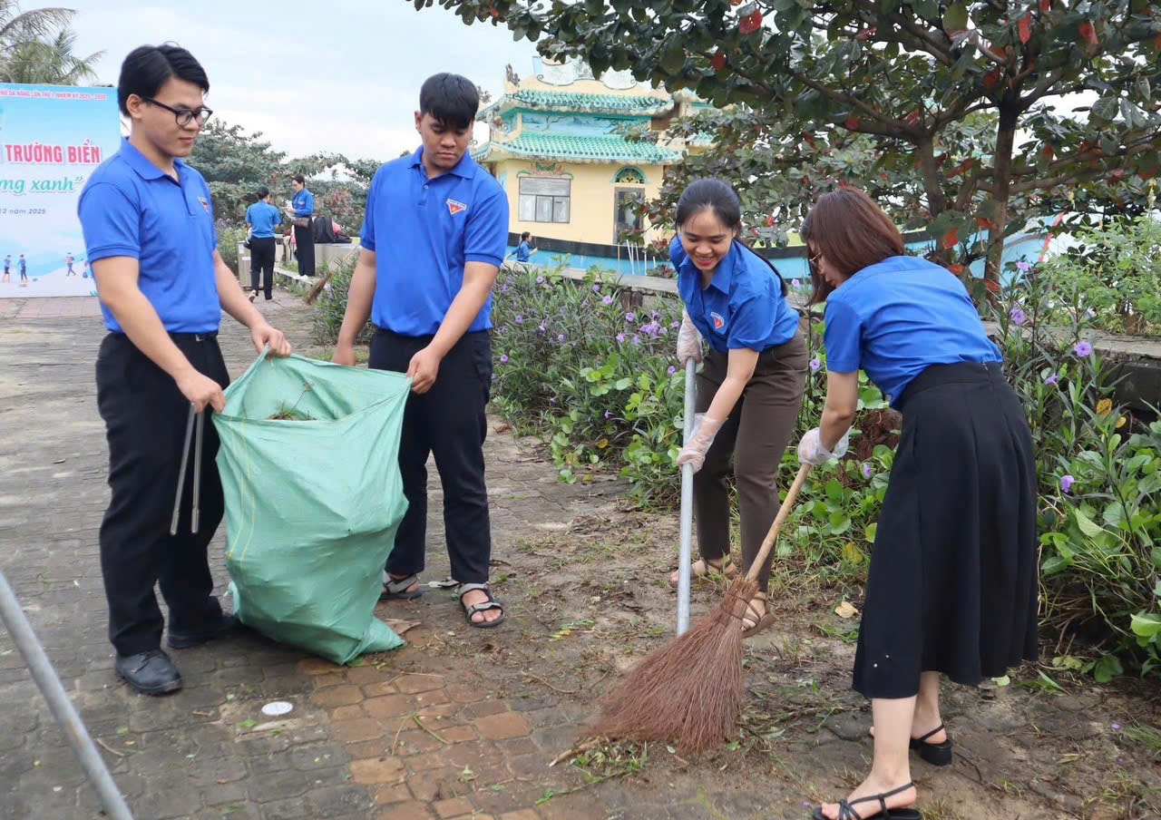 Đoàn viên, thanh niên thu gom rác và dọn vệ sinh dọc bãi biển Thanh Khê. Ảnh: NGUYỄN KIM