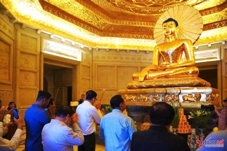 Phật tử dâng hương chiêm bái tại bảo tháp