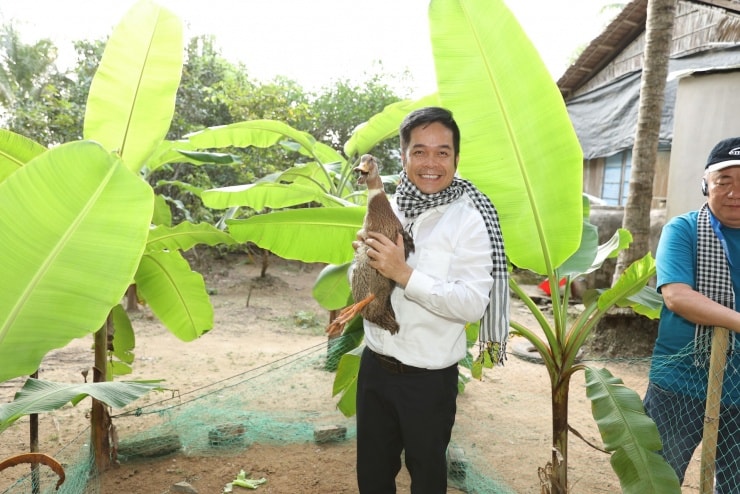TS Tạ Duy Linh - Viện trưởng Viện Nghiên cứu phát triển kinh tế và du lịch trải nghiệm nếp sống chân phương tại làng Nhị Hòa.