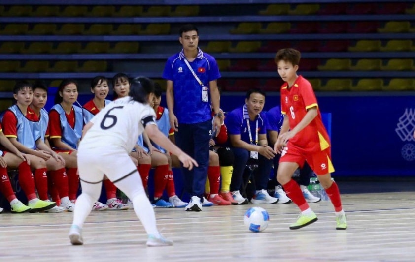 HLV tuyển futsal nữ Việt Nam bày tỏ sự hài lòng về các học trò sau tấm huy chương vàng