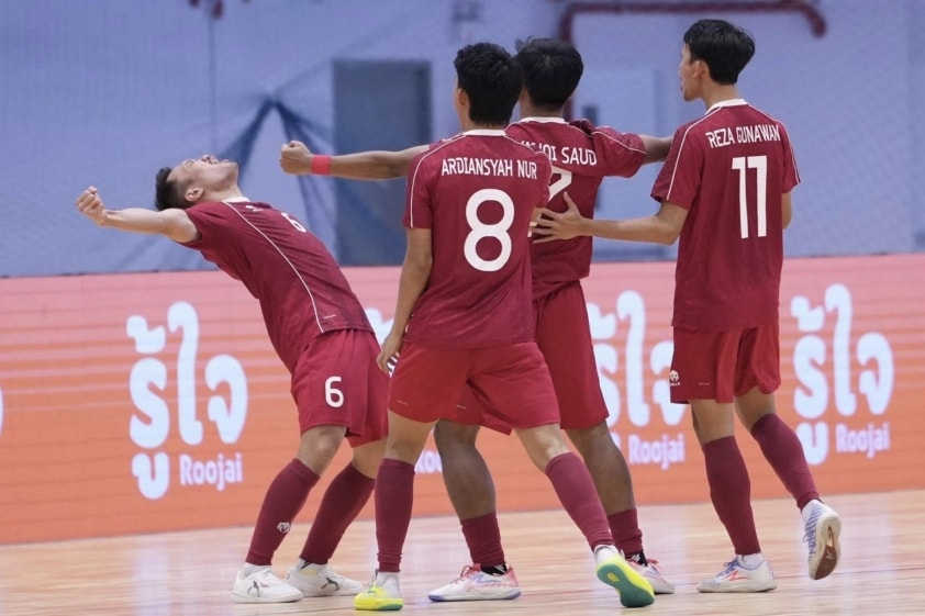 Các cầu thủ Indonesia ăn mừng chiến thắng lịch sử trước Thái Lan tại SEA Games 33