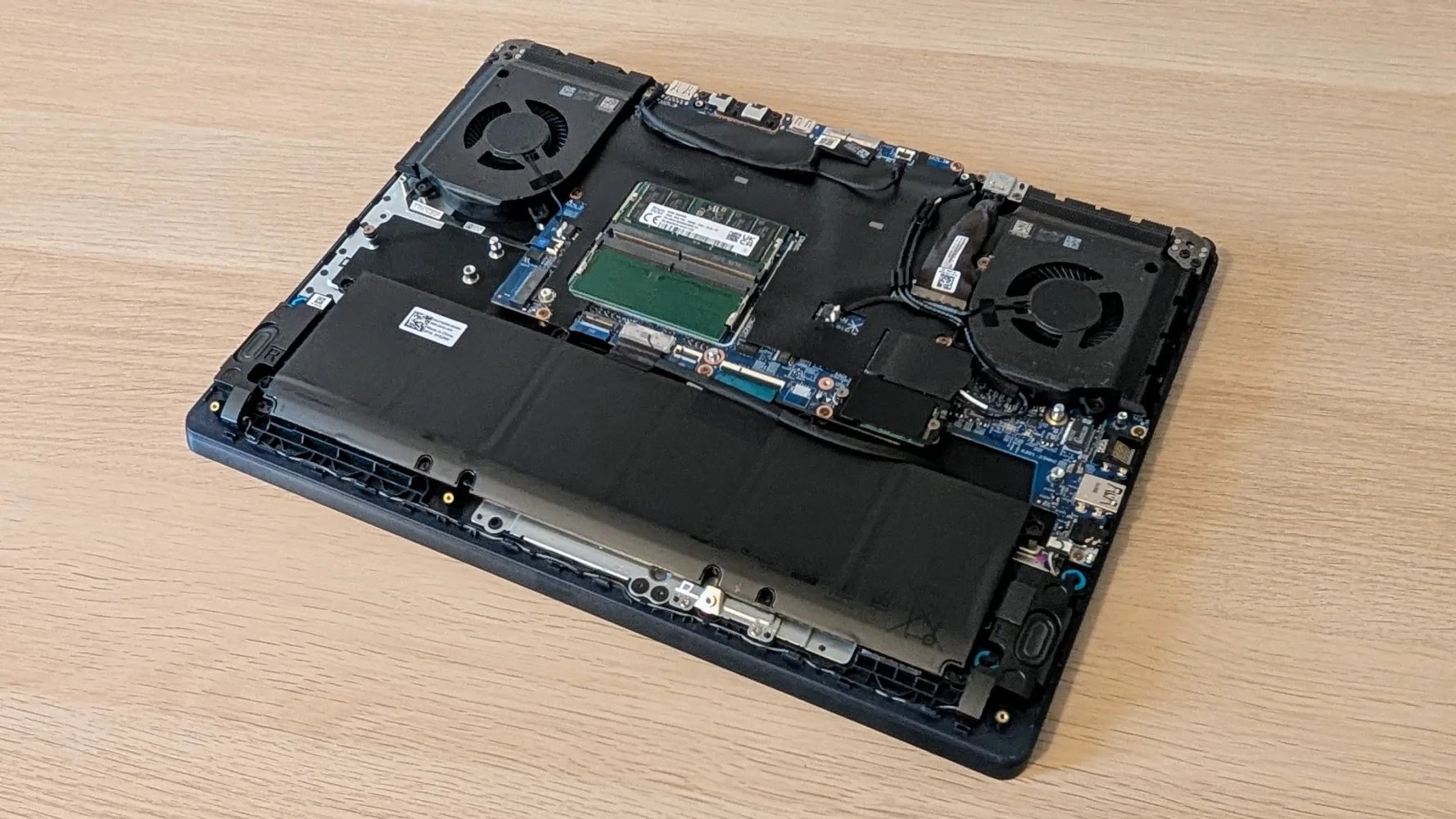 Khả năng nâng cấp bên trong Alienware 16X Aurora