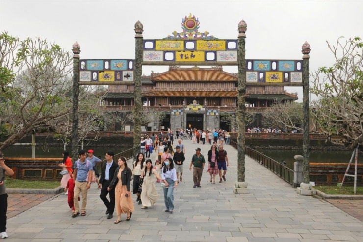 Du khách tham quan cố đô Huế năm 2025