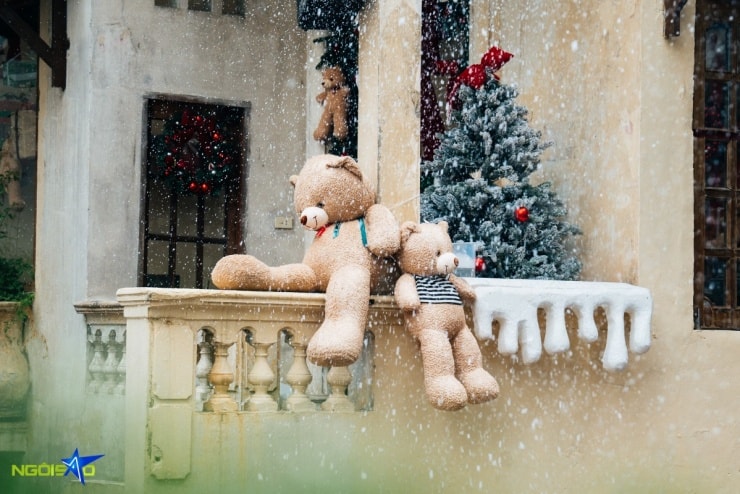 Mặt tiền tầng hai trang trí với gấu bông và hiệu ứng mái phủ tuyết