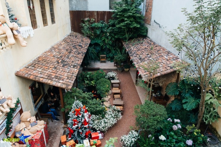 Khoảng sân trung tâm với hồ cá koi và lối đi rải sỏi mộc mạc