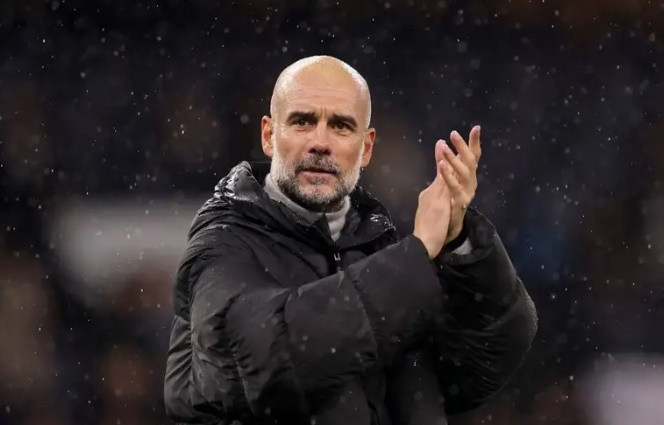Pep Guardiola chia sẻ về tương lai tại Man City trong buổi họp báo.