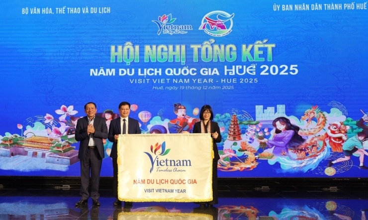 Lễ trao cờ đăng cai Năm Du lịch quốc gia 2026 cho tỉnh Gia Lai