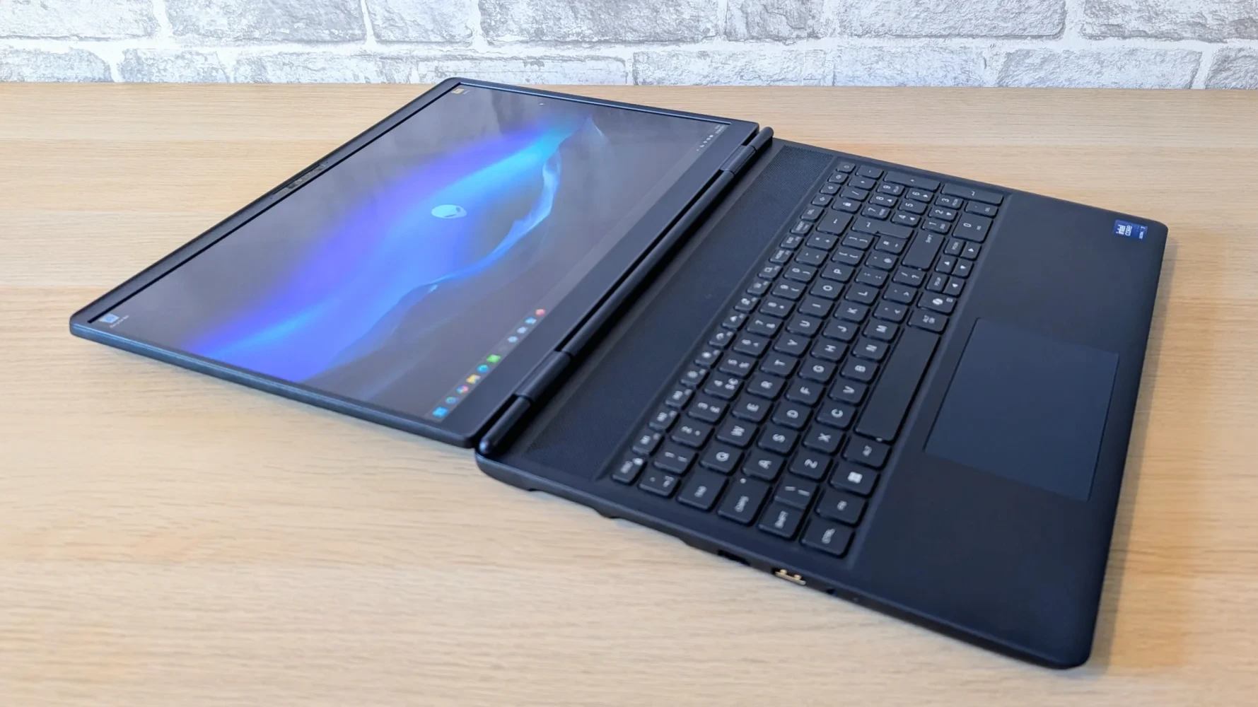Thiết kế nắp máy Alienware 16X Aurora